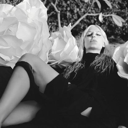 Ιωάννα Γκίκα: Η «φωνή» που έντυσε το Dior show στην Αθήνα επανέρχεται με μια συναρπαστική συνεργασία στο Netflix 