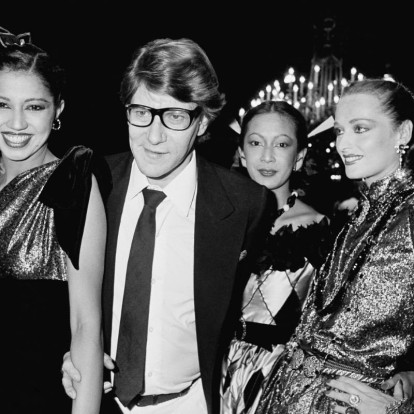 Yves Saint Laurent: Ο πασίγνωστος οίκος γιορτάζει τα 60 του χρόνια και το Παρίσι κινείται στους ρυθμούς του