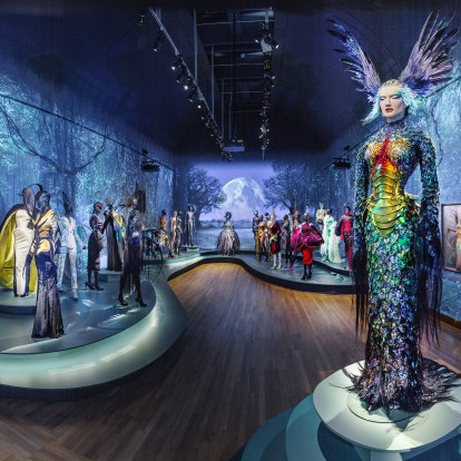 Couturissime: Η φανταστική έκθεση-ρετροσπεκτίβα για τον Thierry Mugler στο Παρίσι είναι η καλύτερη των τελευταίων χρόνων    