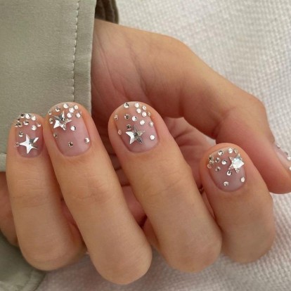 Glittery nails: Tα πιο hot σχέδια για τις εορταστικές σας εμφανίσεις 