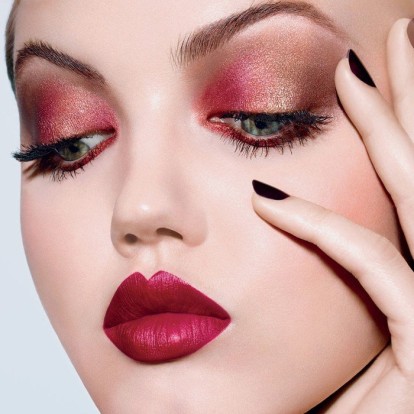  Το λαμπερό μακιγιάζ που πρέπει να υιοθετήσετε αυτά τα Χριστούγεννα 