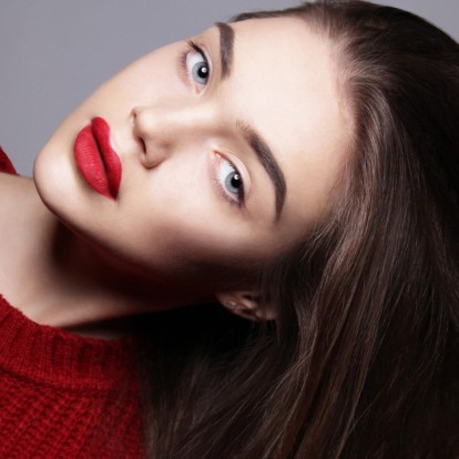 Το ιδανικό χριστουγεννιάτικο κόκκινο κραγιόν για κάθε χρώμα δέρματος