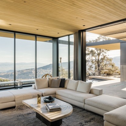 Πώς μια απίθανη κατοικία στην California γίνεται «ένα» με το εξωτερικό περιβάλλον 
