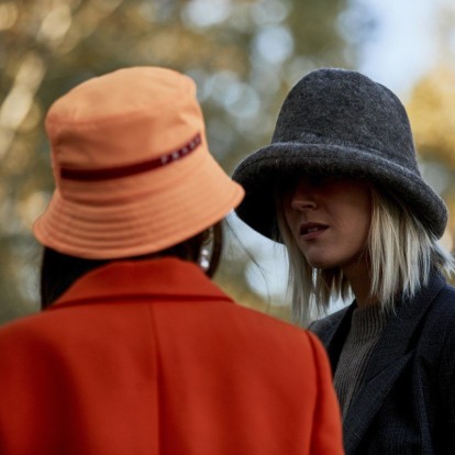 Bucket hat: Πώς να φορέσετε το trendy αξεσουάρ του χειμώνα