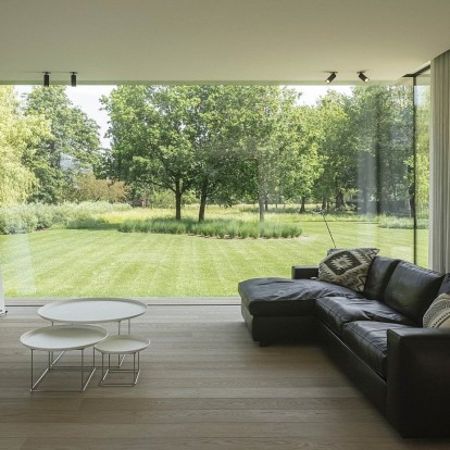 Μια natural-based κατοικία στο Βέλγιο ξεχωρίζει για το απίθανο outdoor σκηνικό της