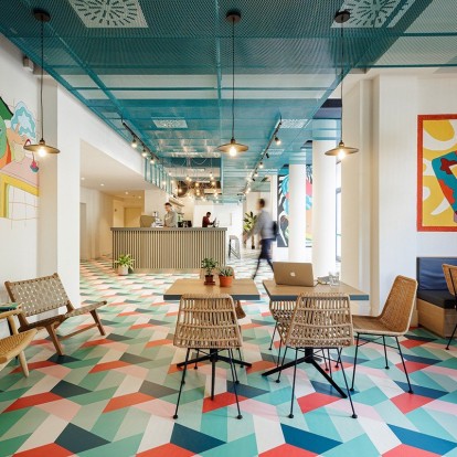 Ένα νέο ξενοδοχείο στη Φλωρεντία μετατρέπεται σε έναν playful παράδεισο γεμάτο χρώματα