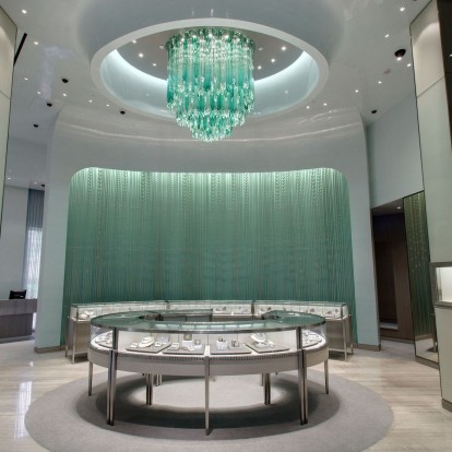 Μια νέα έκθεση στο Λονδίνο μάς βάζει στον κόσμο του οίκου Tiffany & Co. ξετυλίγοντας την ιστορία του