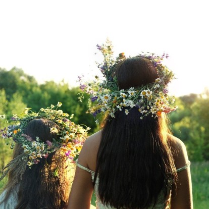 DIY: Προετοιμάζουμε step-by-step ένα μοσχομυριστό πρωτομαγιάτικο στεφάνι