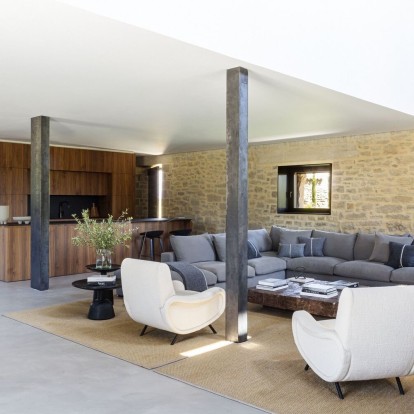 Δείτε πώς ένα ιστορικό κτίριο στην Ισπανία μετατράπηκε σε μια υπερσύγχρονη πέτρινη κατοικία