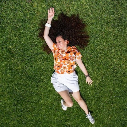 Η ανατρεπτική Kατερίνα Βρανά παραδέχεται: «Όπου βγαίνει χιούμορ από τα δύσκολα, η κωμωδία είναι συναισθηματικά πιο πλούσια»