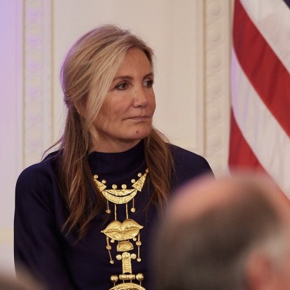 Ποια δημιουργός βρίσκεται πίσω από το statement necklace piece που πρωταγωνίστησε στην εμφάνιση της Μαρέβα Γκραμπόφσκι-Μητσοτάκη στον Λευκό Οίκο 