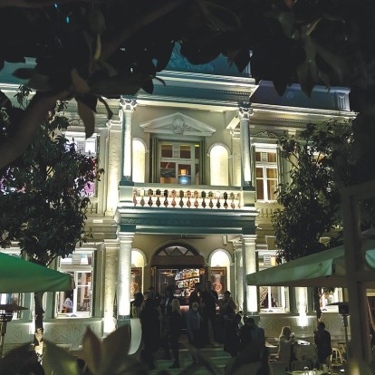 Date night: Το νεοκλασικό στέκι της Θεσσαλονίκης με την πιο κοσμοπολίτικη διάθεση 