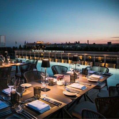 Ένα δείπνο με θέα την Ακρόπολη κι εκλεκτούς καλεσμένους μας συστήνει την καλοκαιρινή Αθήνα 