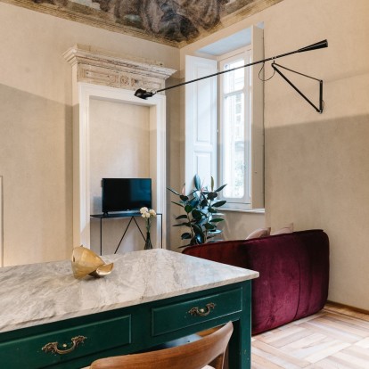 Δείτε πώς ένα σκοτεινό διαμέρισμα στην Ιταλία πήρε και πάλι ζωή ποντάροντας στον μινιμαλισμό