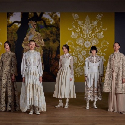 Δείτε πώς δημιουργήθηκαν τα χειροποίητα κομμάτια της Dior Haute Couture Fall 2022 συλλογής