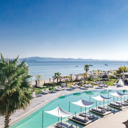 Οι Luxury Suites της Χαλκιδικής που έχουν φόντο μια από τις πιο ειδυλλιακές παραλίες 