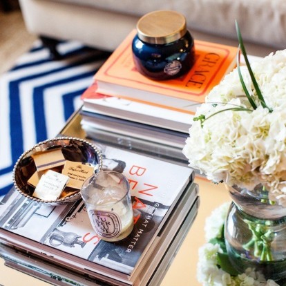 6 διαχρονικά coffee table books που θα «φέρουν» το καλοκαίρι στο σπίτι σας