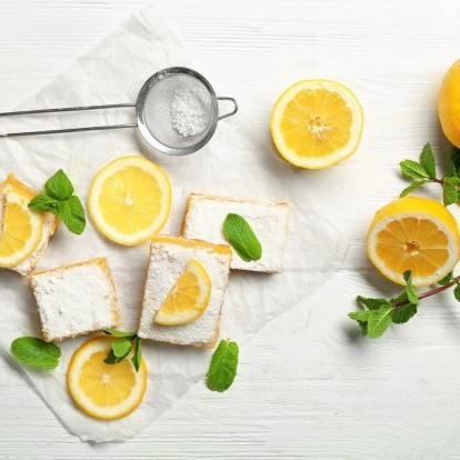 Κάνετε διατροφή; Ο Άκης Πετρετζίκης δημιούργησε τις απόλυτες μπάρες λεμονιού του καλοκαιριού