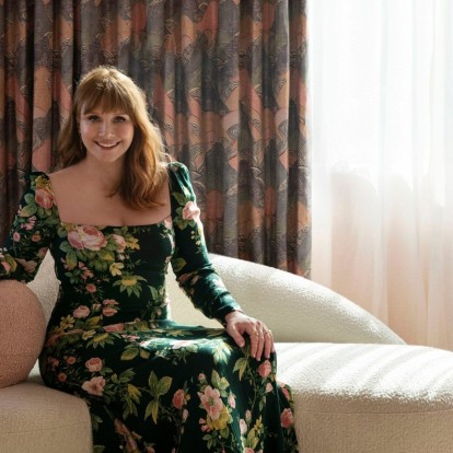 Η Αμερικανίδα ηθοποιός, Bryce Dallas Howard, μας υποδέχεται στο colourful σπίτι της στο Los Angeles