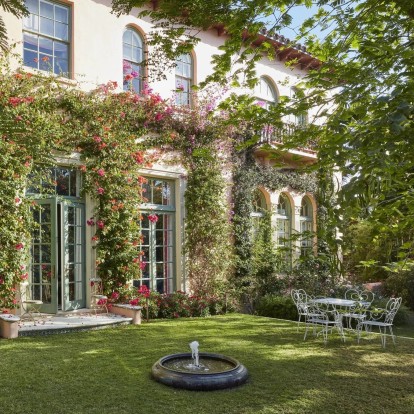 Μια ρομαντική κατοικία στη Florida θυμίζει παλάτι «πλημμυρισμένο» από λουλούδια