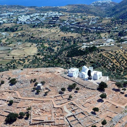 Bring Your Chair: Ένα πρωτότυπο project δύο γυναικών που προωθεί την τέχνη στις Κυκλάδες 
