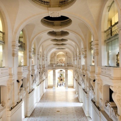 Το Μουσείο Διακοσμητικών Τεχνών του Παρισιού γιορτάζει την εκκεντρική γοητεία της δεκαετίας του '80