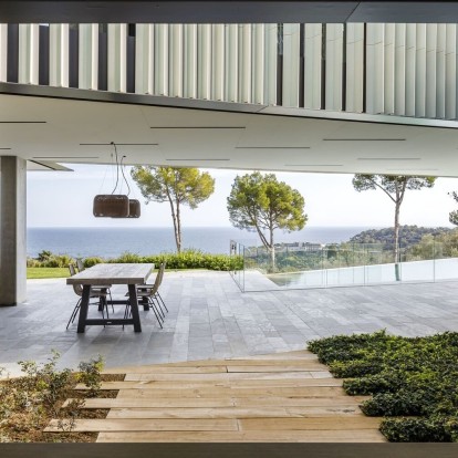 Μια «λουσμένη» στο φως κατοικία στην Ισπανία απογειώνει το φουτουριστικό design