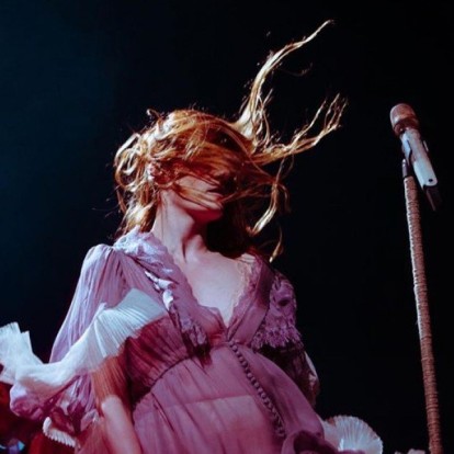 Απολαύστε τη Florence Welsh στην πιο μελωδική ερμηνεία του τραγουδιού "My Love"