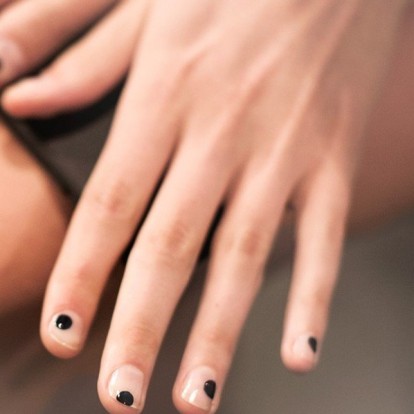 Nail colours: Oι φθινοπωρινές τάσεις που μπορούμε να δοκιμάσουμε από τώρα 