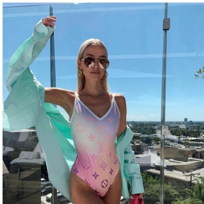 5 elegant τρόποι για να φορέσετε το πουκάμισο πάνω από το μαγιό σας