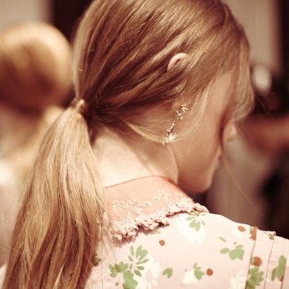 Low ponytails: 8 πανεύκολα hairstyles για να αντιγράψετε τις γιορτές 