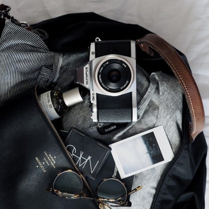 Τα καλλυντικά που δεν πρέπει να λείπουν από τη βαλίτσα των γιορτών 