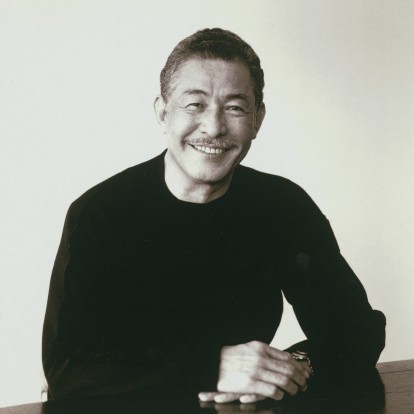 Ο εμβληματικός Ιάπωνας σχεδιαστής Issey Miyake έφυγε από τη ζωή 