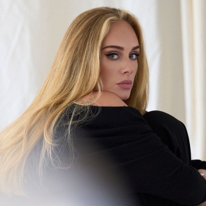 Η Adele ανατρέχει στις πιο iconic στιγμές της πορείας της