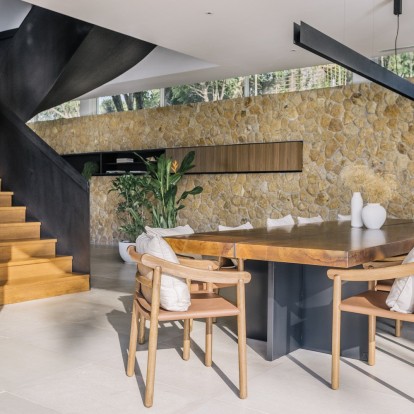 Μια κατοικία βγαλμένη από το μέλλον εναρμονίζεται με την άγρια φύση γύρω της