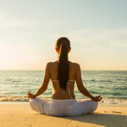 Morning Beach Meditation: 5 απλές ασκήσεις για το πιο ήρεμο ξύπνημα στις διακοπές μας
