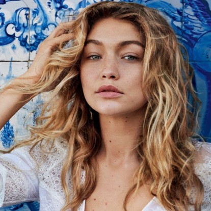 Ταλαιπωρημένα μαλλιά μετά τις διακοπές; Τα tips για να τα επαναφέρετε 