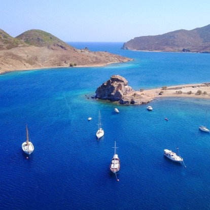 Sea lovers: 5+1 δημοφιλείς παραλίες στα Δωδεκάνησα για να προσθέσετε στην bucket-list σας 