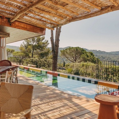 Η Villa W του Philippe Starck είναι ένα καταφύγιο στο Saint-Tropez με ρετρό πινελιές