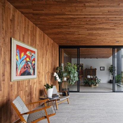 Πώς μια κατοικία στην Ινδονησία ενσωματώνει την τέχνη στους χώρους της