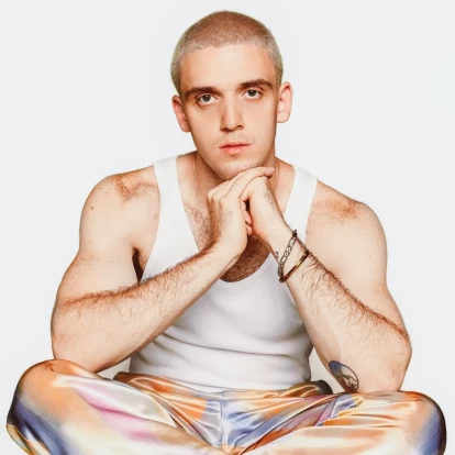 Dry, finicky skin: Ο ανερχόμενος pop star, Lauv, αποκαλύπτει τη βραδινή ρουτίνα περιποίησής του