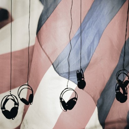 Τα πιο hot podcasts της χρονιάς για να ακούσετε τώρα