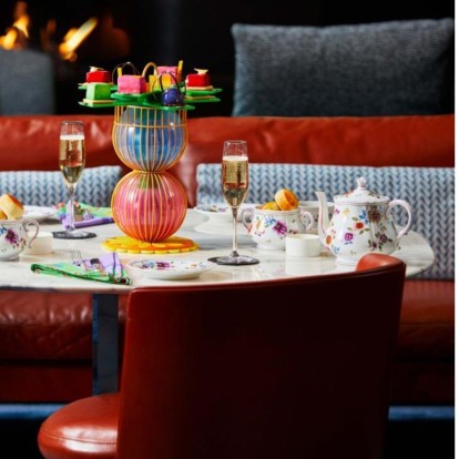 To Bulgari Hotel στο Λονδίνο γιορτάζει τη 10η επέτειό του σε συνεργασία με τον πολυδιάστατο σχεδιαστή Yinka Ilori