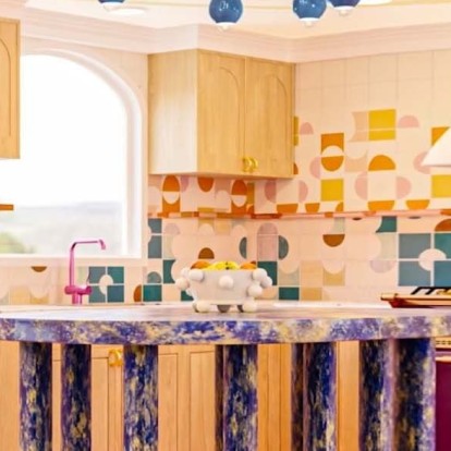 Τρεις σχεδιαστές εσωτερικών χώρων μεταμορφώνουν την ίδια κουζίνα 