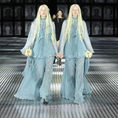 Gucci Twinsburg: Ο Alessandro Michele εξυμνεί τη μητέρα του και τη δίδυμη αδερφή της στο Μιλάνο 