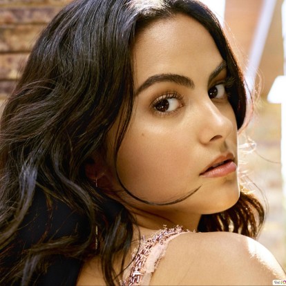 Η Camila Mendes μοιράζεται μαζί μας τα μυστικά του μακιγιάζ της 