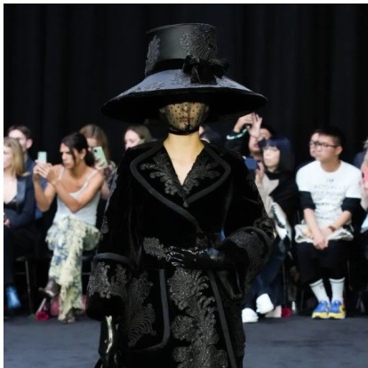 Ο Richard Quinn έριξε αυλαία στην Εβδομάδα Μόδας του Λονδίνου με μια συλλογή αφιερωμένη στη Βασίλισσα 