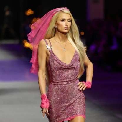 Εβδομάδα Μόδας στο Μιλάνο: Η Paris Hilton έκλεισε το show του Versace 