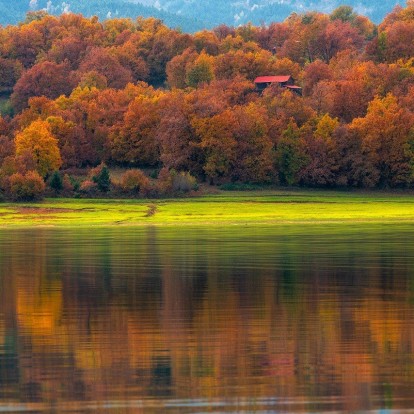 Fall Mode On: Οι πιο εντυπωσιακές λίμνες της Ελλάδας που αξίζουν μία θέση στην bucket-list σας