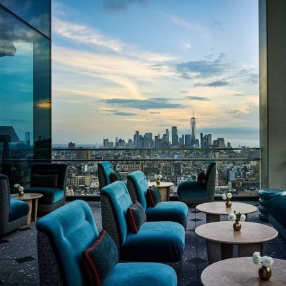 Το πιο hot right now cocktail bar στην Αμερική προσφέρει ασύλληπτη θέα σε ολόκληρο το Manhattan